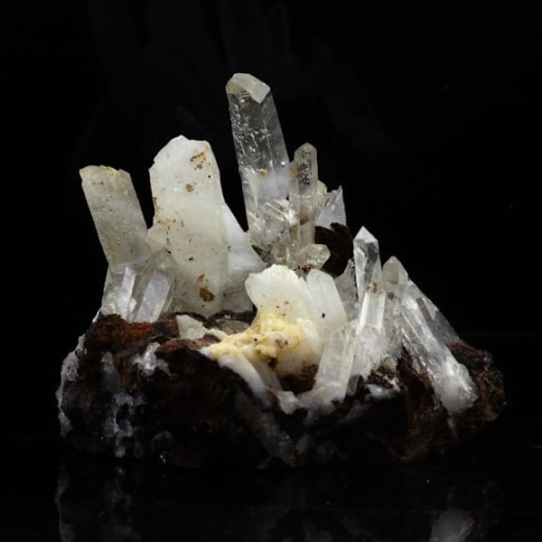 Sten og mineraler. Siderit + Kvarts. 899,5 øre. Les Rivoirands, Vizille, Isère, Frankrig..