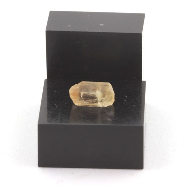 Kivet ja mineraalit. Scapolite. 1,57 ct. Mpwapwan piiri, Dodoman alue, Tansania.