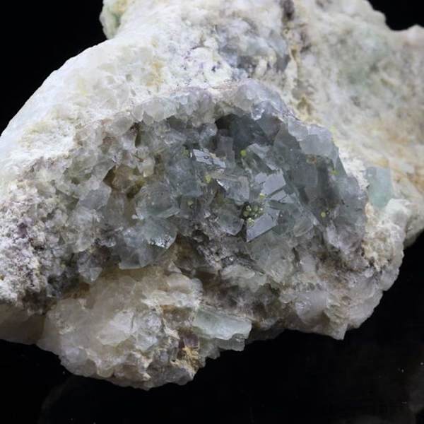 Sten og mineraler. Fluorit + Kvarts. 1659,5 ct. Pratclaux, Langeac, Haute-Loire, Frankrig.