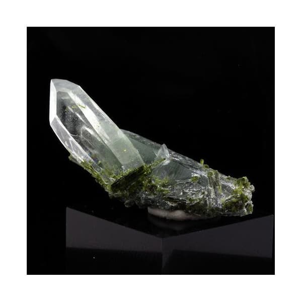 Sten og mineraler. Epidot + Kvarts. 16,0 ct. Cornillon, Bourg d'Oisans, Frankrig..
