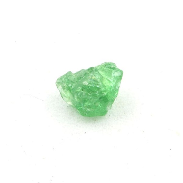 Kivet ja mineraalit. Tsavorite-granaatti. 0,74 ct. Merelani Hills, Lelatema Mts, Tansania. Röd