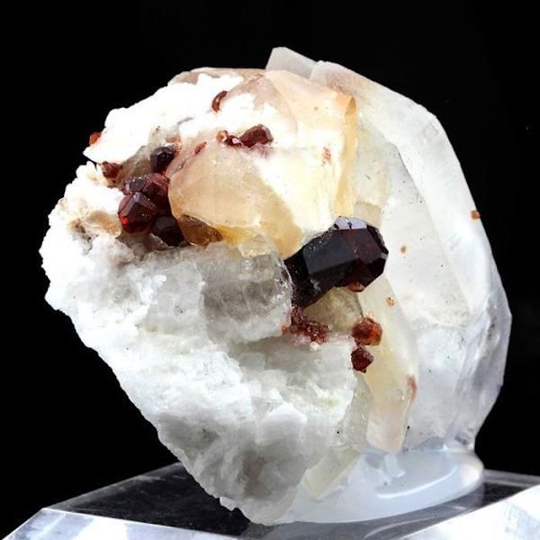 Sten og mineraler. Spessartit granat, kvarts. 284,5 ct. Shengus (Shingus), Gilgit-Baltistan, Pakistan. Röd
