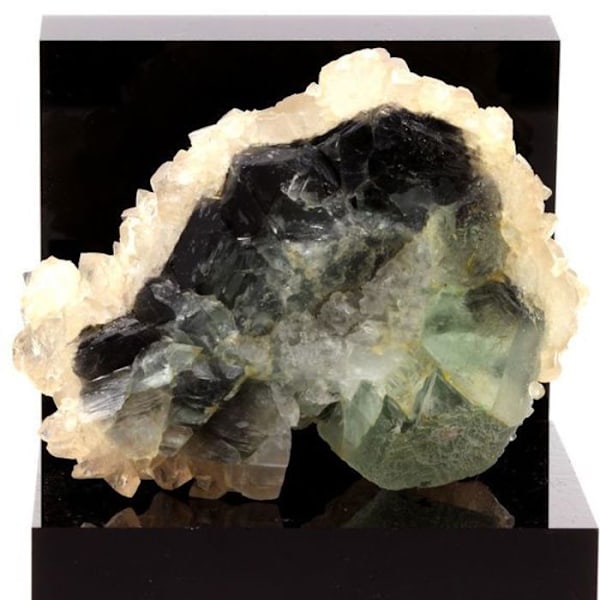 Sten og mineraler. Fluorit + Calcit. 1130,0 øre. Weishan Co., Yunnan-provinsen, Kina. Flerfärgad