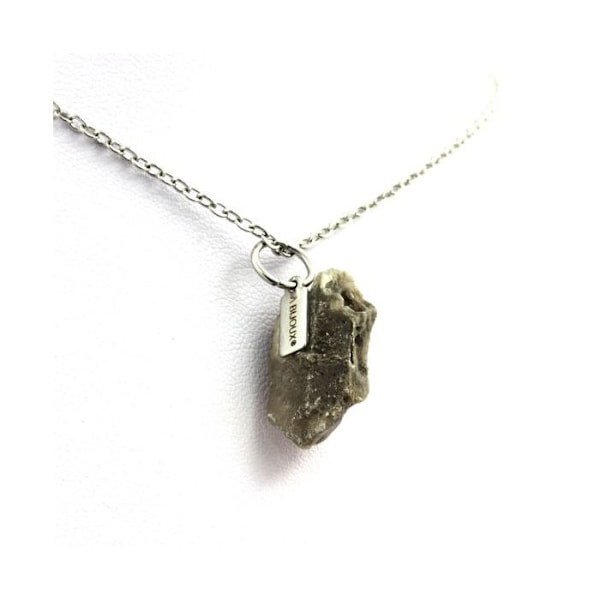 Stenar och mineraler. Halsband av rågips. 14,25 ct. Marcieu, Isère, Frankrike.