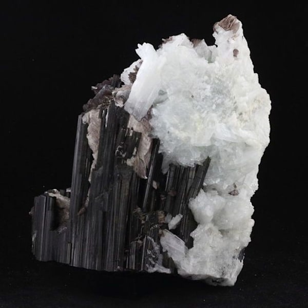 Kivet ja mineraalit. Cleavelandiitti + turmaliini + lepidoliitti. 4558,0 ct. Pederneiran kaivos, Minas Gerais, Brasilia.