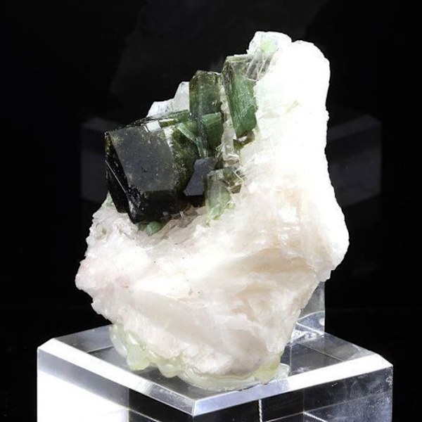 Kivet ja mineraalit. Turmaliini-Dravite. 979,0 ct. Brumado, Bahia, Brasilia.