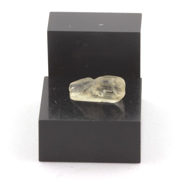 Stenar och mineraler. Scapolite. 2,08 ct. Mpwapwa-distriktet, Dodoma-regionen, Tanzania.