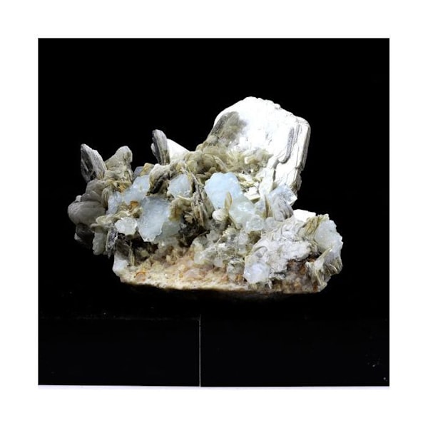 Stenar och mineraler. Akvamarin + Muskovit. 936,70 cent. Chumar Bakar, Skardu, Pakistan.