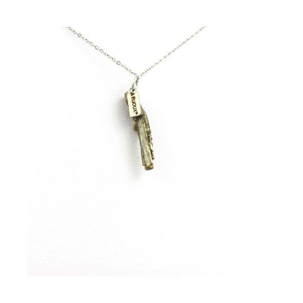 Kivet ja mineraalit. Raw Epidote kaulakoru. 7,62 senttiä. Belledonne, Isère, Ranska. Grön