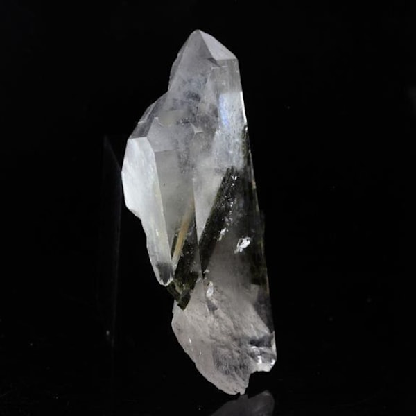 Kivet ja mineraalit. Kvartsi + epidootti. 145,0 ct. Caetité, Bahia, Brasilia.