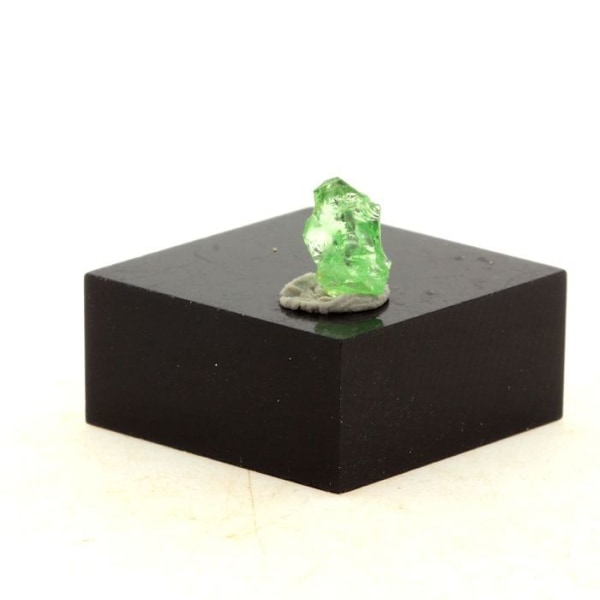 Stenar och mineraler. Tsavorite granat. 0,55 ct. Merelani Hills, Lelatema Mts, Tanzania.
