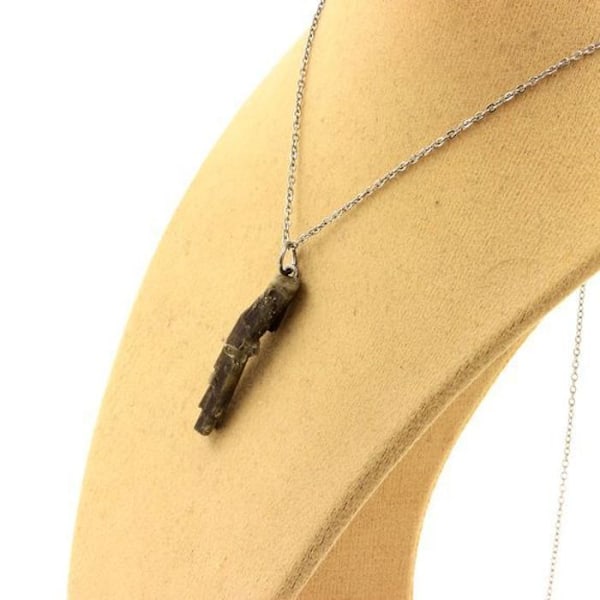 Kivet ja mineraalit. Raw Epidote kaulakoru. 7,62 senttiä. Belledonne, Isère, Ranska. Grön