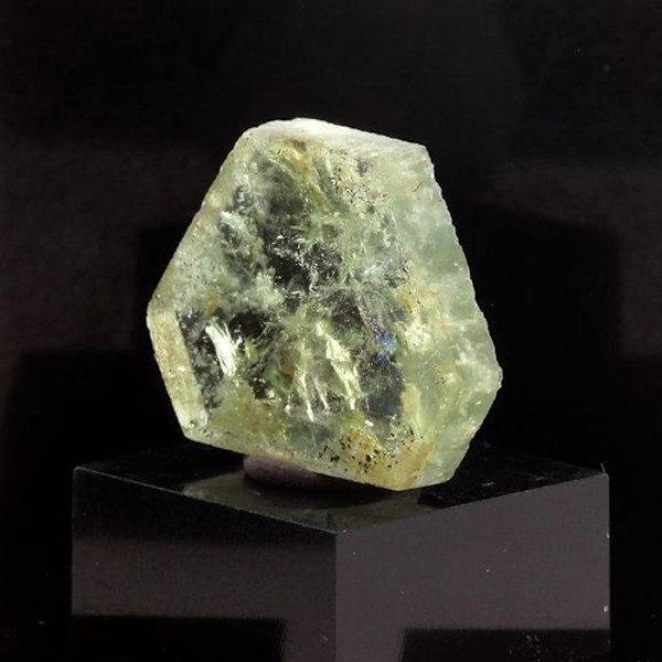 Sten og mineraler. Grøn beryl (poleret kant). 15,58 øre. Tsaramasoandro, Analamanga, Madagaskar.