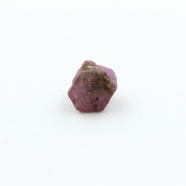 Stenar och mineraler. Rubin. 3 960 cent. Kiteto-distriktet, Manyara-regionen, Tanzania. Röd