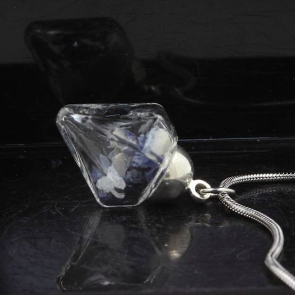 Sten og mineraler. Rå Benitoite halskæde. Diamant model. Blå