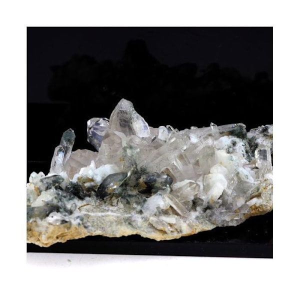Kivet ja mineraalit. Kvartsi + Albiitti. 345,0 ct. Les Deux Alpes, Ranska.