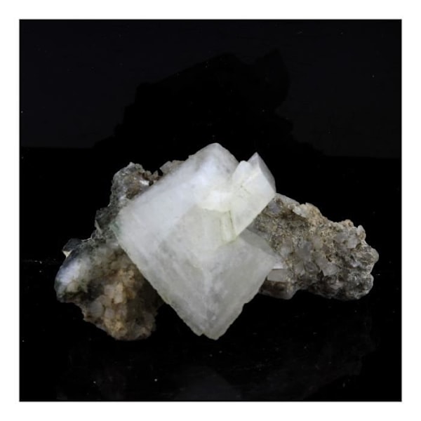 Sten og mineraler. Adular. 150,5 ct. Val Giuv, Tujetsch, Grisons, Schweiz.