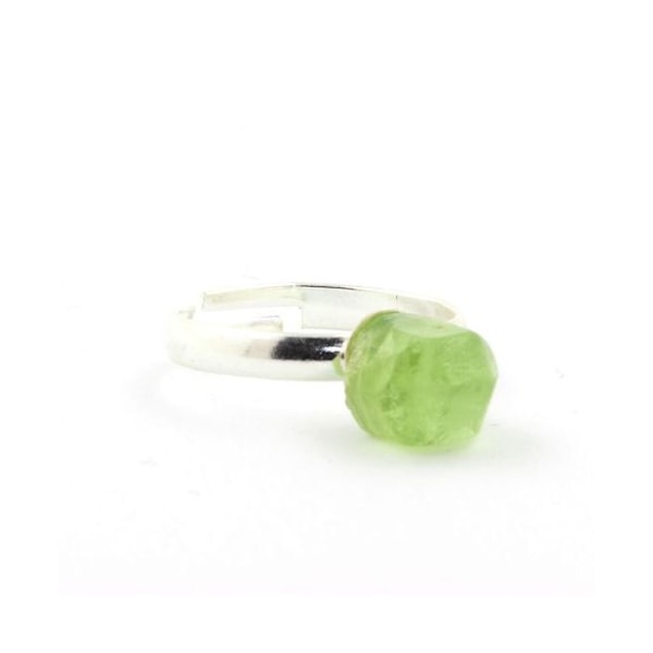 Stenar och mineraler. Silverpläterad rå Peridot ring. 11,88 cent. Justerbar storlek.