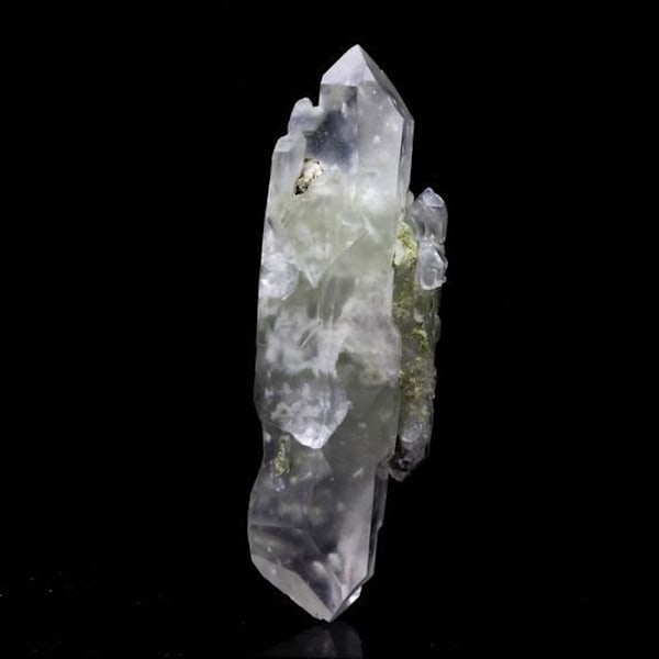 Kivet ja mineraalit. Kvartsi, epidootti, byssoliitti. 47,0 ct. Chamrousse, Belledonne, Isère, Ranska..