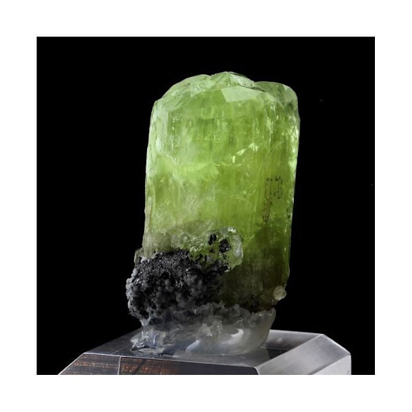 Kivet ja mineraalit. Diopsidi. 244,0 ct. Merelani Hills, Manyara, Tansania.