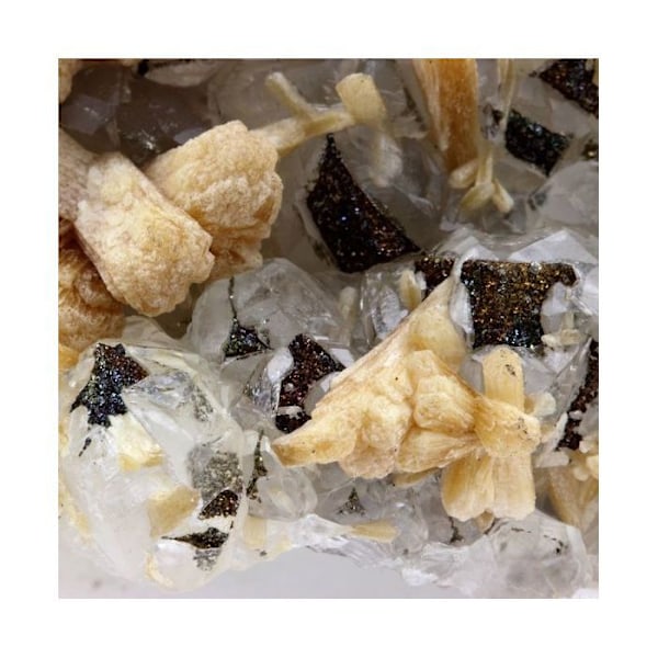 Stenar och mineraler. Fluorit + Stilbite. 1150,0 cent. Rudny, Kostanai, Kazakstan. Flerfärgad