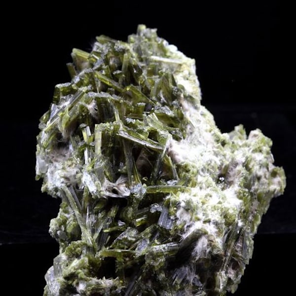 Sten og mineraler. Epidot, Byssolite. 155,0 øre. Chamrousse, Belledonne, Isère, Frankrig..
