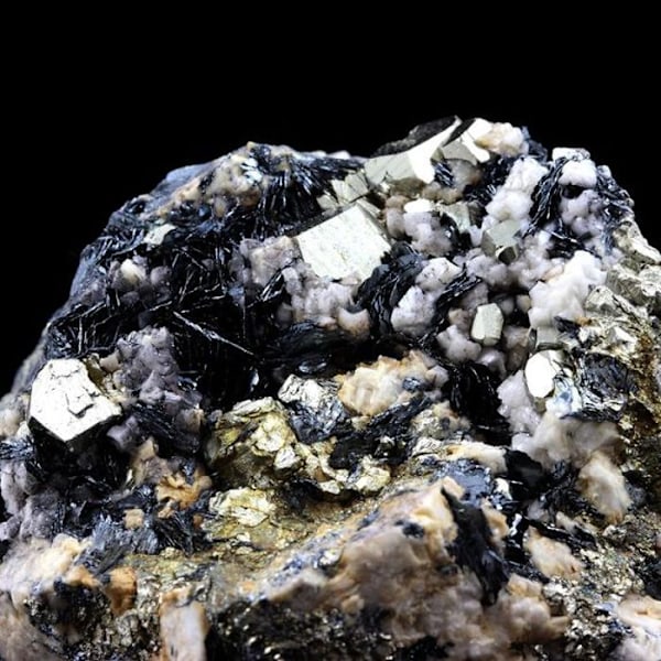 Stenar och mineraler. Pyrit, hematit. 2768,5 cent. Batère, Corsavy, Pyrénées-Orientales, Frankrike.