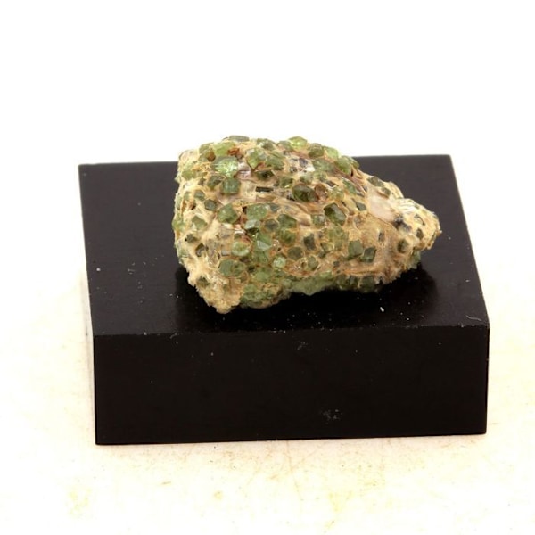 Sten og mineraler. Demantoid granat. 29,0 ct. Malenco-dalen, Lombardiet, Italien. Röd