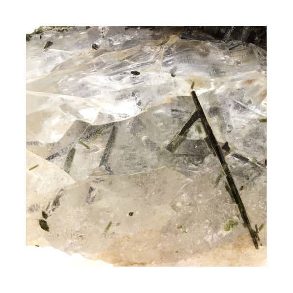 Kvartsi + Epidote 3325,0 karaattia
