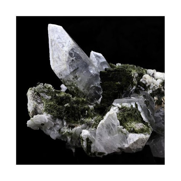 Sten og mineraler. Epidot + Kvarts. 1965,0 ct. Le Cornillon, Bourg d'Oisans, Frankrig..