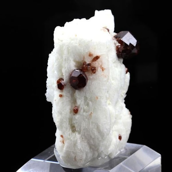 Sten og mineraler. Spessartit granat, Orthoclase. 208,0 øre. Gilgit-Baltistan, Pakistan. Röd