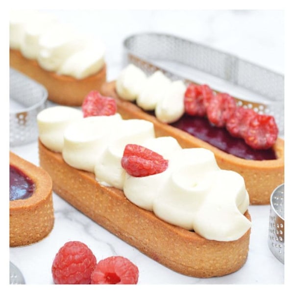 4 yksittäistä rei'itettyä torttuympyrää - soikea 15 x 4 cm gyllene
