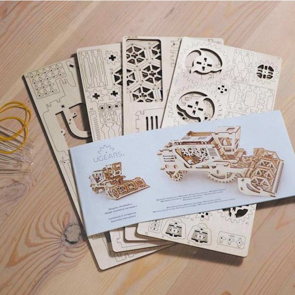 Model / Motoriseret mekanisk 3D-puslespil 100% TRÆ - UGEARS - Mejetærsker Beige