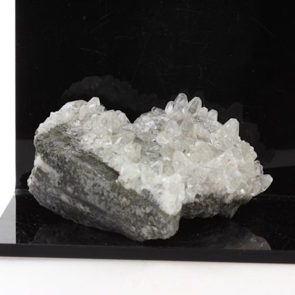 Stenar och mineraler. Kalcit. 555,0 cent. Anduze, Gard, Occitanie, Frankrike. Grön