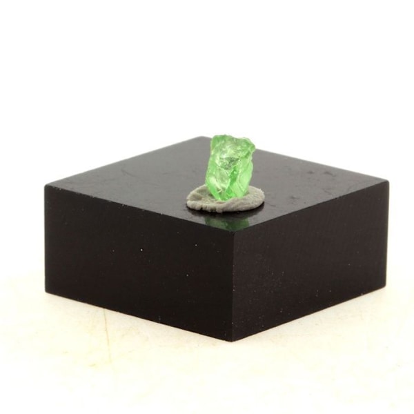 Sten og mineraler. Tsavorit granat. 0,50 ct. Merelani Hills, Lelatema Mts, Tanzania.