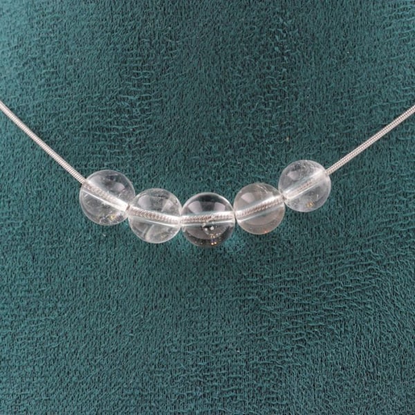 Sten og mineraler. Halskæde 5 Quartz perler 8 mm Rustfri stålkæde Halskæde til kvinder, mænd. Størrelse, der kan tilpasses.