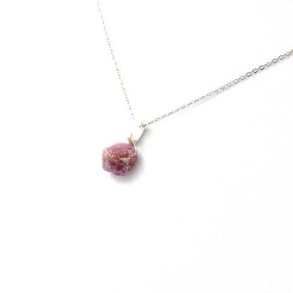 Sten og mineraler. Rå rubin halskæde. 8,28 ct. Kiteto-distriktet, Manyara-regionen, Tanzania. Röd