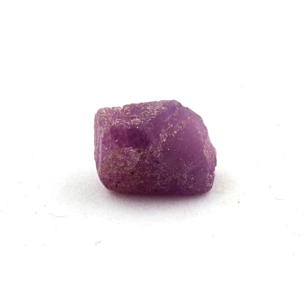 Kivet ja mineraalit. Rubiini. 4,67 ct. Kiteton piiri, Manyaran alue, Tansania. Röd