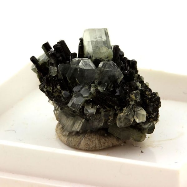 Kivet ja Mineraalit. Albite + Epidote. 17,0 ct. Saint-Véran, Ranska.