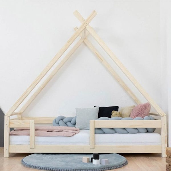 Børne Tipi seng med naturlakeret massiv træ barriere 90 x 180 cm Beige