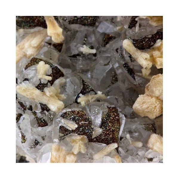 Stenar och mineraler. Fluorit + Stilbite. 1150,0 cent. Rudny, Kostanai, Kazakstan. Flerfärgad