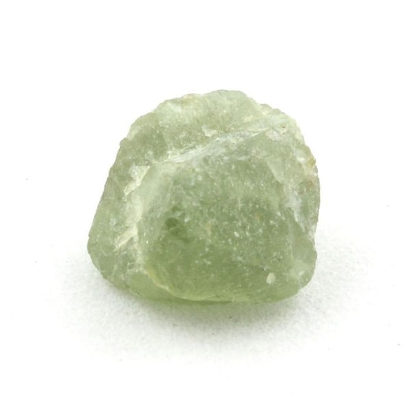 Stenar och mineraler. Peridot. 3,07 cent. Almklovdalen, Vanylven, Norge.