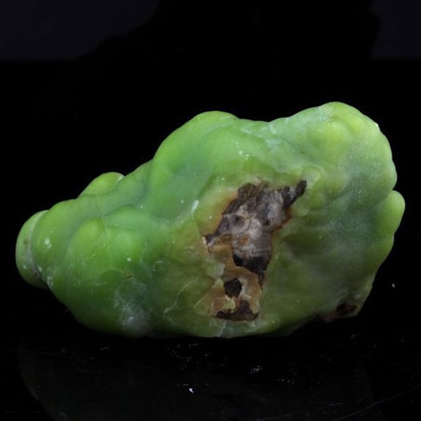 Kivet ja mineraalit. Fosfohedypaani (polysfaeriitti). 108,0 ct. Bouillac, Aveyron, Ranska.