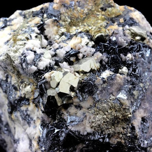 Stenar och mineraler. Pyrit, hematit. 2768,5 cent. Batère, Corsavy, Pyrénées-Orientales, Frankrike.
