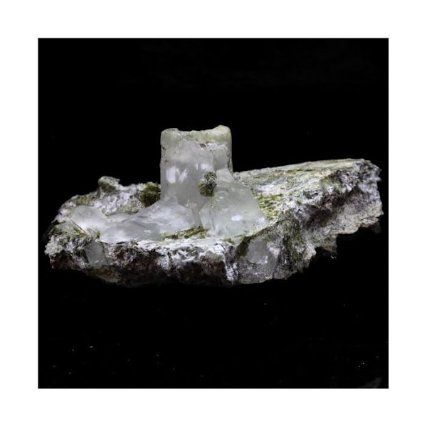 Kivet ja Mineraalit. Kvartsi, epidootti, byssoliitti. 594,0 ct. Chamrousse, Belledonne, Isère, Ranska.. Grön