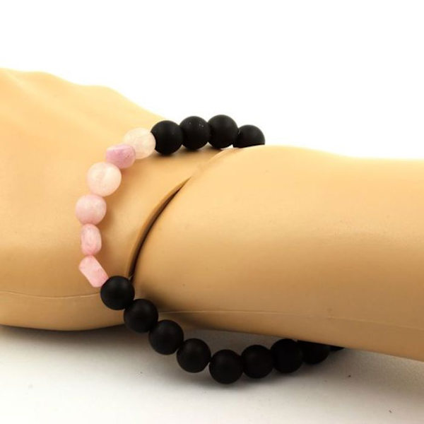 Sten og mineraler. Kunzite armbånd fra Brasilien + Mat sorte Onyx perler + 8 mm træ. Fremstillet i Frankrig. Svart ros