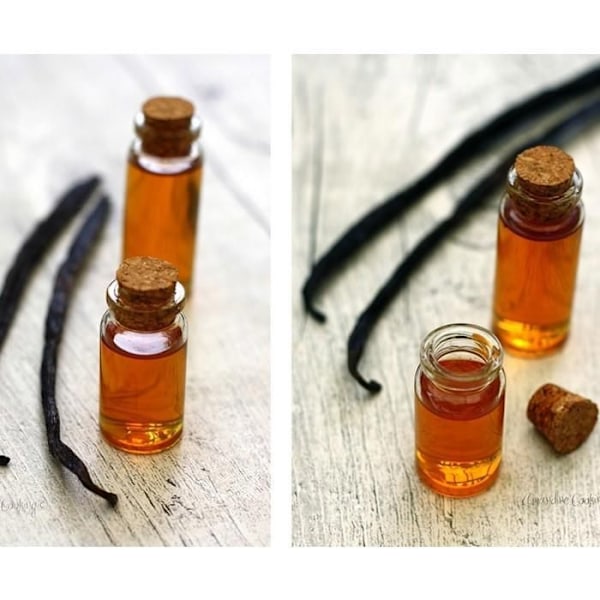 2 mini flaskor med korklock. Transparent