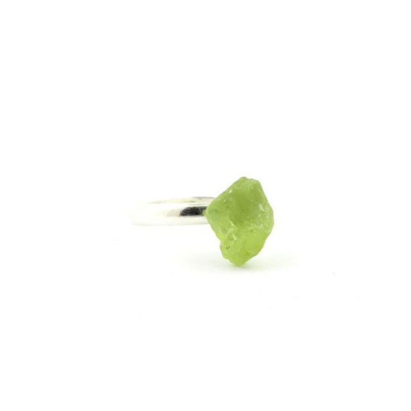Sten og mineraler. Forsølvet rå Peridot ring. 11,29 øre. Justerbar størrelse.