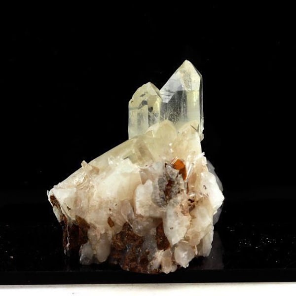 Kivet ja mineraalit. Kvartsi + siderite. 656,0 ct. Allevard, Isère, Ranska.