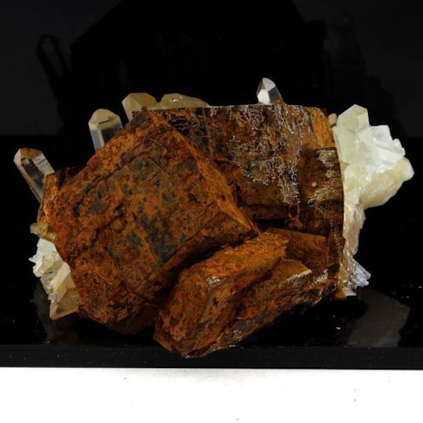 Kivet ja mineraalit. Kvartsi + siderite. 538,0 ct. Allevard, Isère, Ranska.